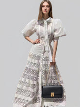 Robe courte à manches bouffantes et à nouer en dentelle brodée